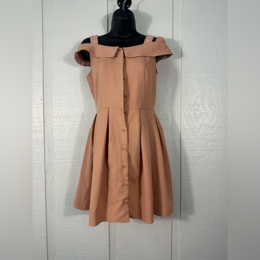 Chic Strapless Button-Front Dress in Soft Pink